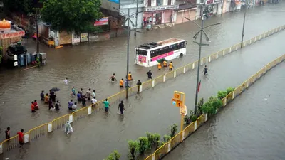 जयपुर में आ गई बाढ़  सड़कों पर तैर रहीं कार  देखें वीडियो