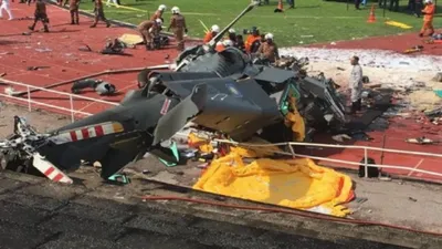 मिलिट्री के 2 हेलिकॉप्टर क्रैश  10 लोगों की मौत  मलेशिया के लुमुट में हुआ भीषण हादसा