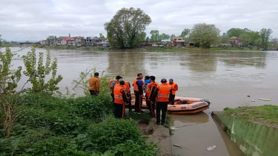 बारिश बनी आफत  6 लोगों की मौत  श्रीनगर में झेलम में नाव पलटी  3 अभी भी लापता