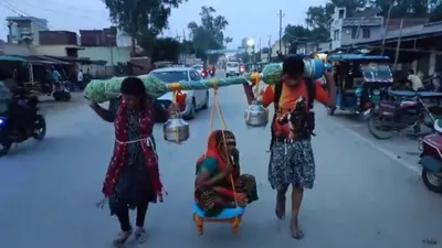 कलयुग के श्रवण कुमार का वायरल हुआ वीडियो  बेटे बहू ने बूढ़ी मां को कंधे पर बैठा कराई कांवड़ यात्रा