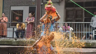 सिर फूटे बहा खून और मची चीख पुकार  206 गोविंदा पहुंचे अस्पताल  मुंबई दही हांडी उत्सव में कैसे हुआ हादसा 