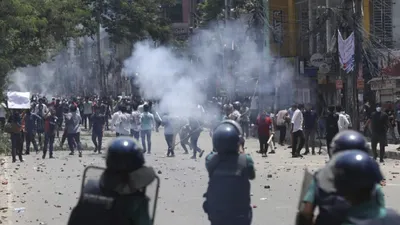 bangladesh violence   अनिश्चितकालीन कर्फ्यू  इंटरनेट बंद  300 मौतें  आखिर क्यों दंगों की आग में जल रहा बांग्लादेश 