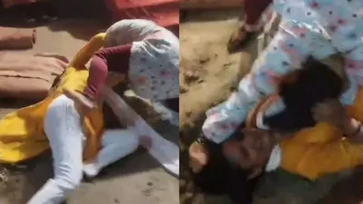 video  पाठ के बीच महिलाओं में हुई  कुश्ती   छुड़ाने में छूट गए लोगों के पसीने