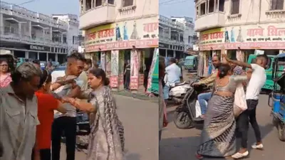 viral video   गाली देगा     किराए को लेकर महिलाओं ने मचाया बवाल  चप्पलों से कर दी ई रिक्शा वाले की कुटाई