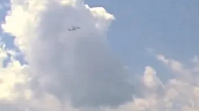  रुको  तुम्‍हें उड़ने की इजाजत किसने दी    आसमान में टकराते टकराते बचे दो प्‍लेन  देखें video