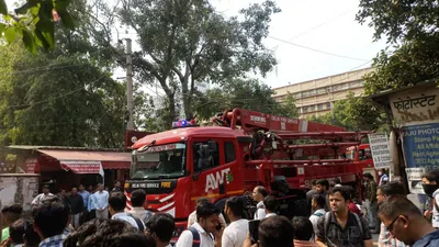 दिल्ली के income tax ऑफिस में लगी भीषण आग  खिड़कियों से कूदे कर्मचारी