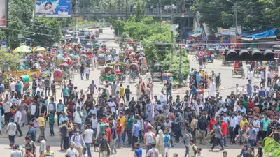 बांग्लादेश में कैंसिल होगी 15 अगस्त की छुट्टी  सरकार कर सकती है बड़ा ऐलान  सड़कों पर एडिशनल फोर्स तैनात