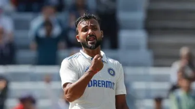 duleep trophy  पहले चटकाए 9 विकेट  फिर कूट डाले ताबड़तोड़ छक्के  टीम इंडिया में दावेदारी ठोकने वाले आकाश दीप कौन 