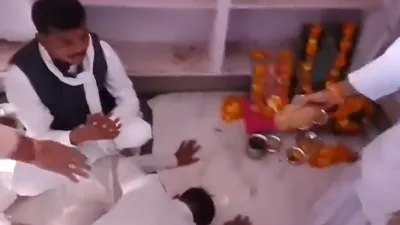 युवक पर दैवीय शक्ति का दावा  उम्मीदवार ने जीत का मांग लिया आशीर्वाद  video viral